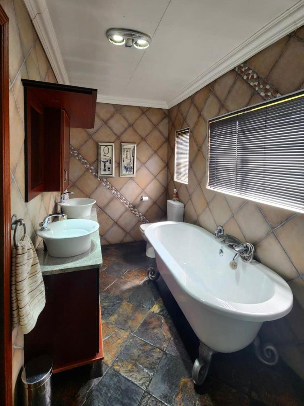Spies Villa - Fast Wi-Fi, Netflix And Generator Middelburg  Exterior foto